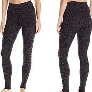 ALO YOGA High Waist Airbrush Arches 7/8 Leggings, black and gray